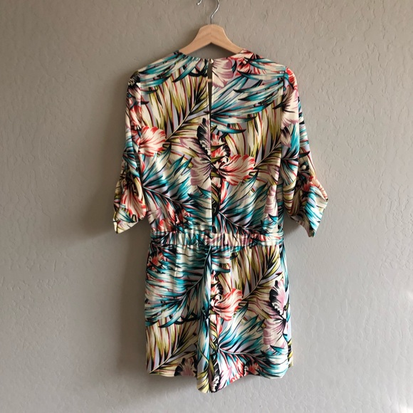 The limited v neck tropical print romper - Picture 4 of 6